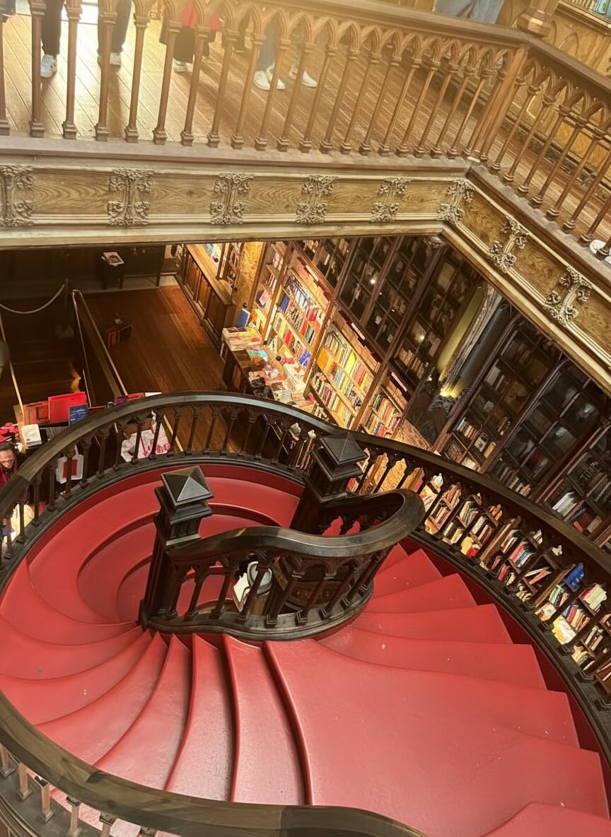 Scala rossa della Libreria Lello vista dall'alto