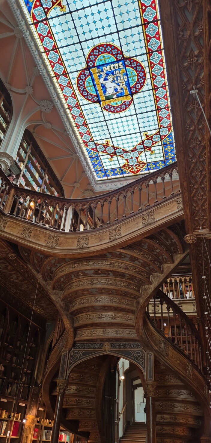 Vetrata Decus in Labore della Libreria Lello in dettaglio